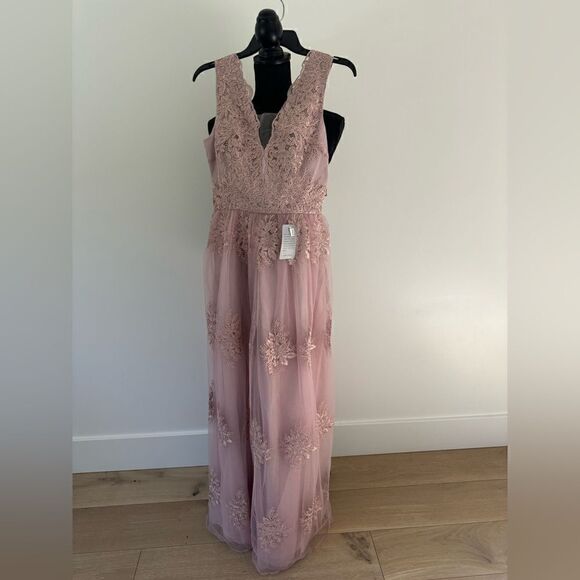 Aubree Embroidered Mess Evening Dress
Chi Chi London - Picture 2 of 5